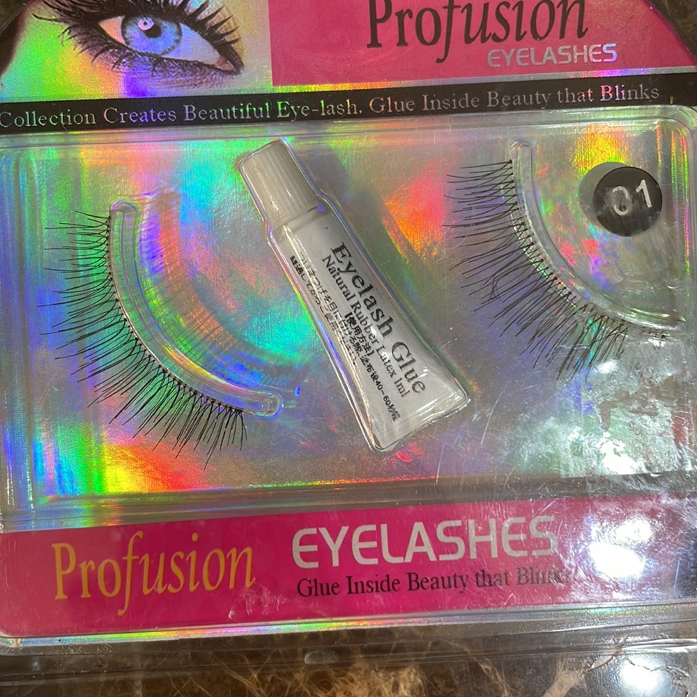 NIB Eyelashes bundle - Picture 4 of 4